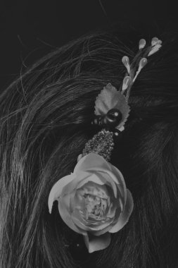 Bir çelenk içinde onun saç, siyah-beyaz fotoğraf ile güzel esmer