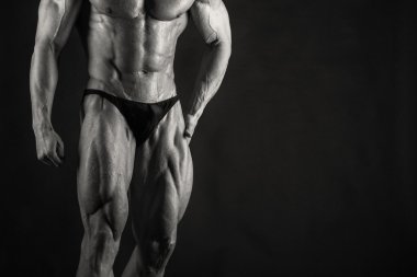 siyah arka plan üzerine çok kaslı atletik yakışıklı