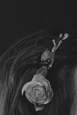 Bir çelenk içinde onun saç, siyah-beyaz fotoğraf ile güzel esmer