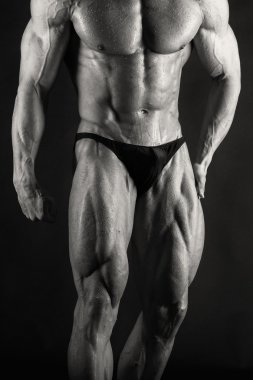siyah arka plan üzerine çok kaslı atletik yakışıklı