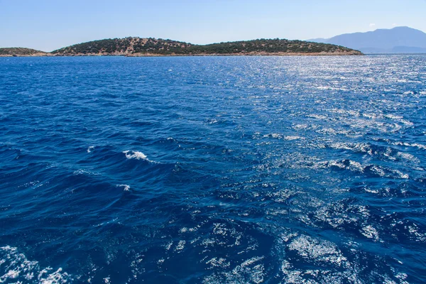 Belo mar azul. Vista do navio, a ilha no backgr — Fotografia de Stock