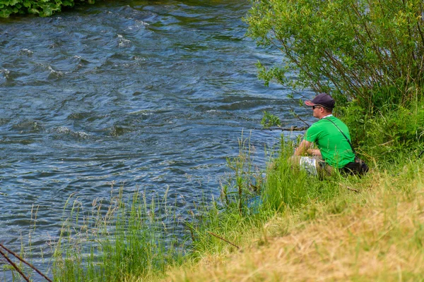 Pescatore sul fiume — Foto Stock