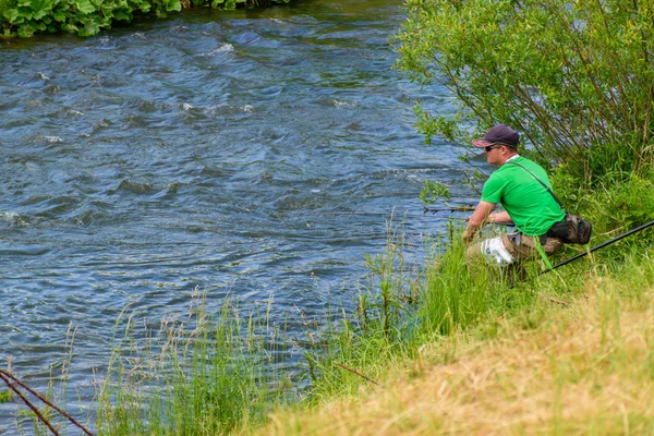 Pescador en el río — Foto de Stock