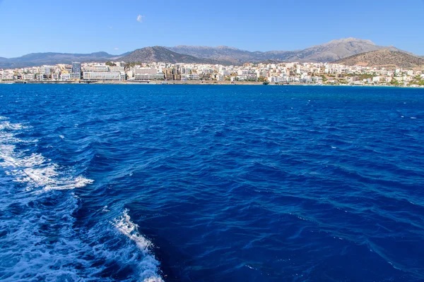 Hermoso mar azul. Vista desde el barco, la isla en el backgr —  Fotos de Stock