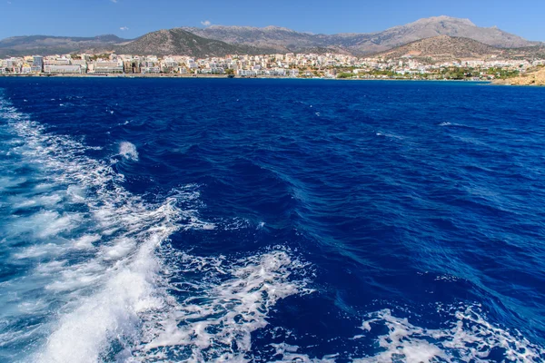 Hermoso mar azul. Vista desde el barco, la isla en el backgr —  Fotos de Stock