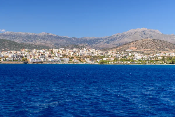 Belle mer bleue. Vue depuis le bateau, l'île sur le backgr — Photo