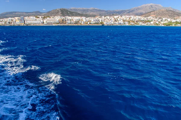 Hermoso mar azul. Vista desde el barco, la isla en el backgr —  Fotos de Stock