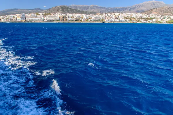 Hermoso mar azul. Vista desde el barco, la isla en el backgr —  Fotos de Stock