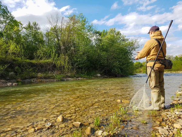 A pescar no rio da montanha. Pesca da truta. Pesca do pescador — Fotografia de Stock