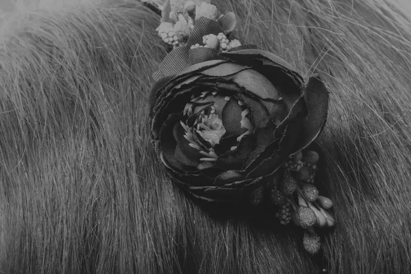 Menina com flores no cabelo — Fotografia de Stock