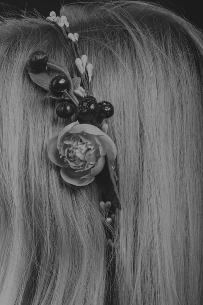 Chica con flores en el pelo — Foto de Stock