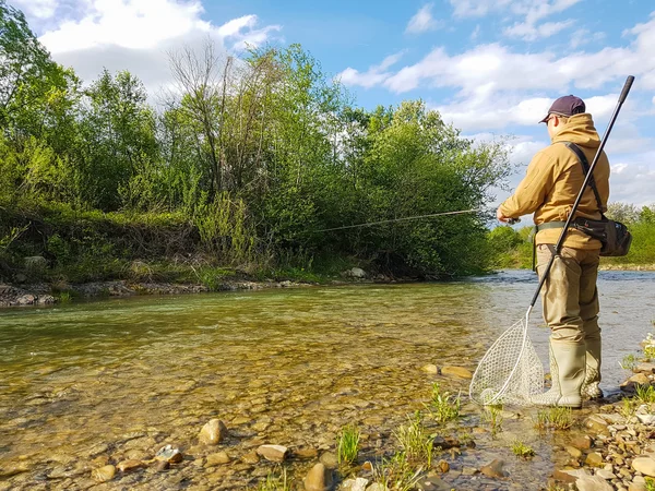 Pesca sul fiume di montagna. Pesca alla trota. Pesca dei pescatori — Foto Stock