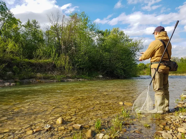 Pesca sul fiume di montagna. Pesca alla trota. Pesca dei pescatori — Foto Stock