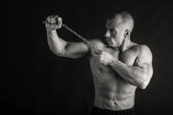 Hombre atlético guapo muy musculoso sobre fondo negro —  Fotos de Stock