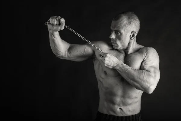 Muito muscular bonito atlético homem no fundo preto — Fotografia de Stock