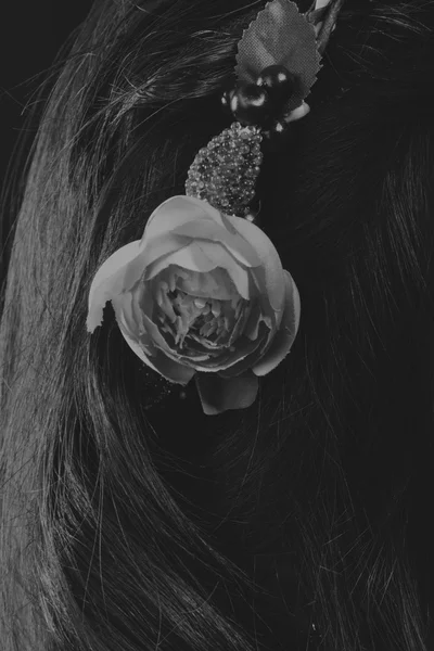 Meisje met bloemen in haar haren — Stockfoto