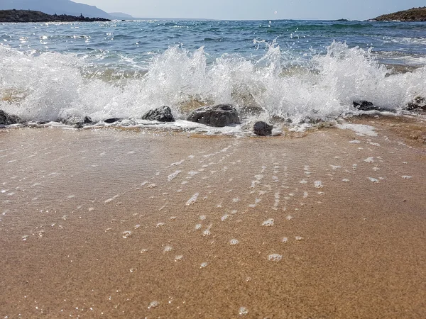 Vågor i havet och sand på stranden — Stockfoto