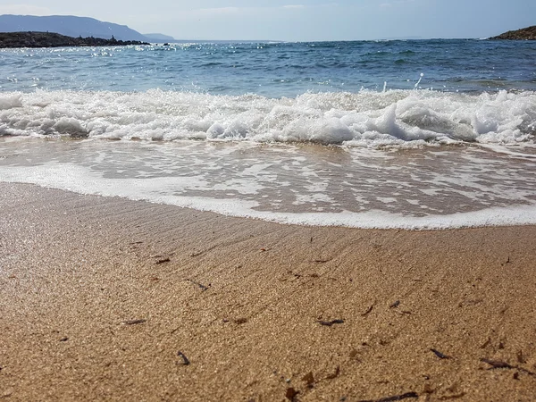 Olas en el océano y arena en la playa —  Fotos de Stock