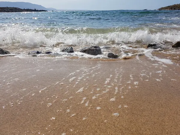 Olas en el océano y arena en la playa —  Fotos de Stock