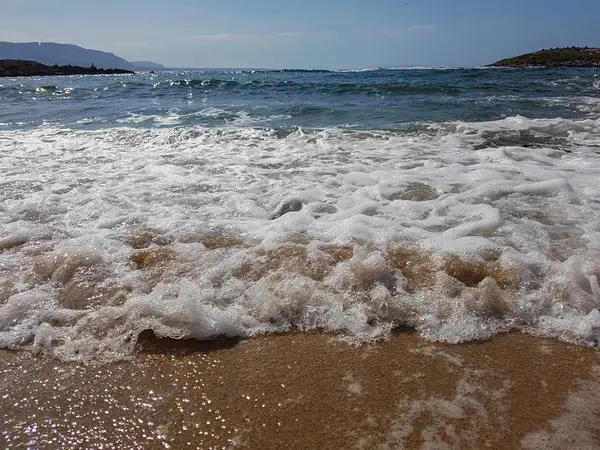 Olas en el océano y arena en la playa —  Fotos de Stock