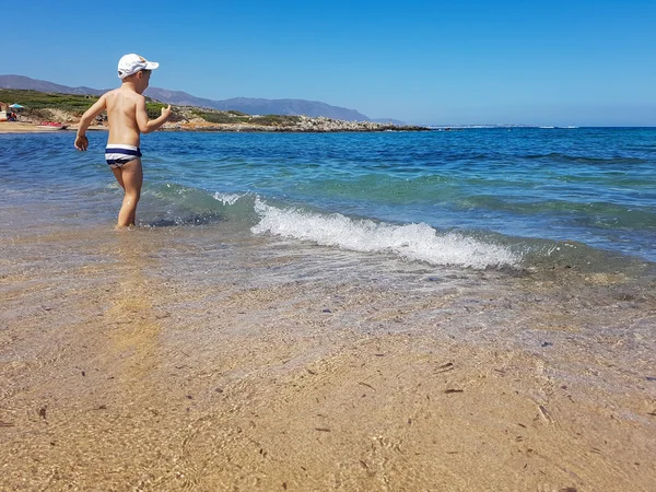 Carino bambino ragazzo giocare con spiaggia giocattoli — Foto Stock