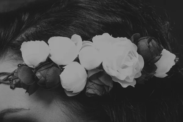 Dívka s květinami ve vlasech — Stock fotografie