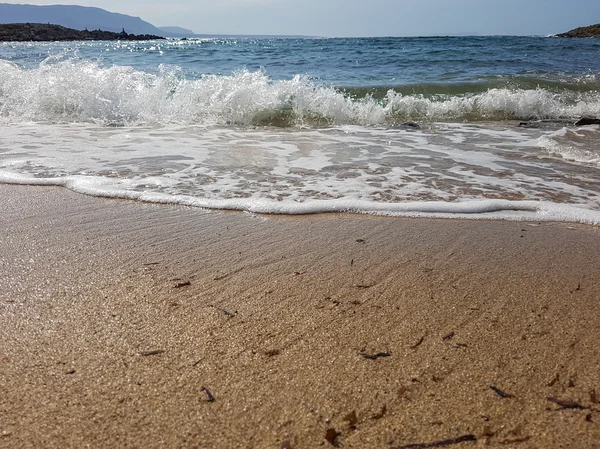 Κύματα στον ωκεανό και άμμο στην παραλία — Φωτογραφία Αρχείου