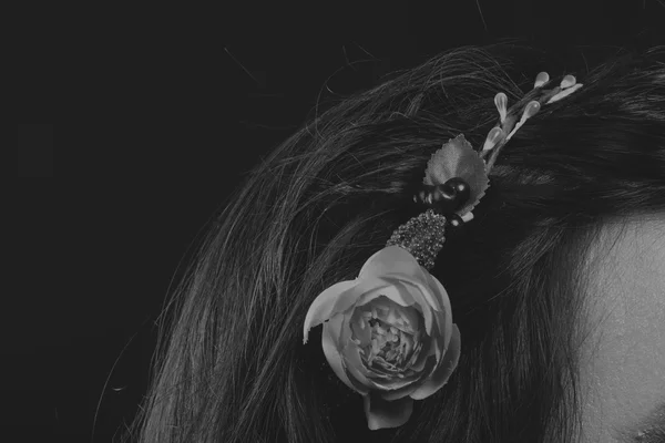 Chica con flores en el pelo — Foto de Stock