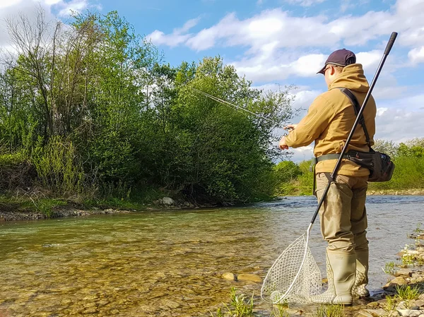 Pesca en el río de montaña. Pesca de truchas. Pesca del pescador —  Fotos de Stock