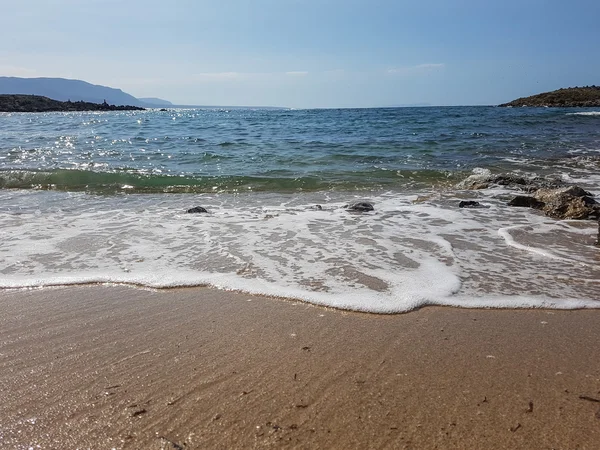 Ondas no oceano e areia na praia — Fotografia de Stock