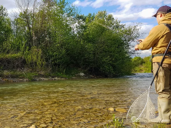 Pesca en el río de montaña. Pesca de truchas. Pesca del pescador — Foto de Stock