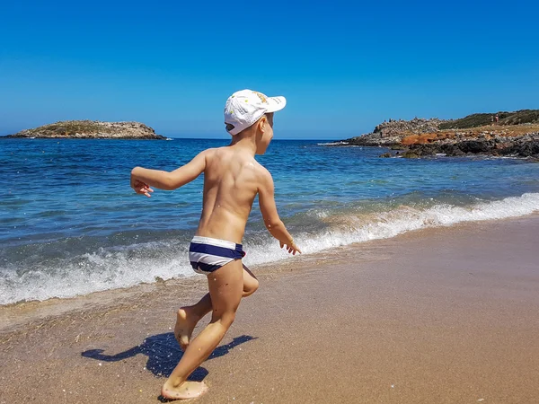 Carino bambino ragazzo giocare con spiaggia giocattoli — Foto Stock