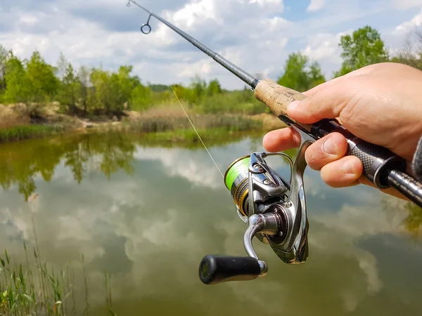 Horgászat a tavon. Spinning reel, és a háttérben a tó — Stock Fotó