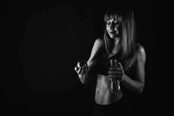Sexy Fitness-Frau auf dunklem Hintergrund. — Stockfoto