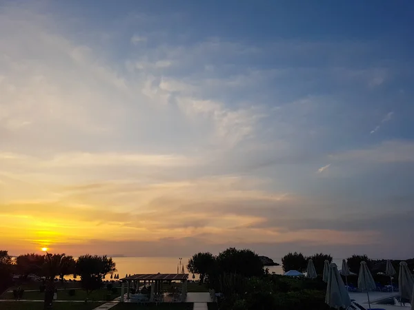 Vue sur le coucher du soleil au bord de la piscine — Photo