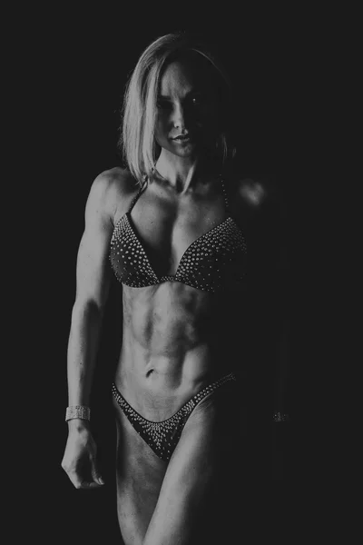 Femme musculaire en bikini — Photo