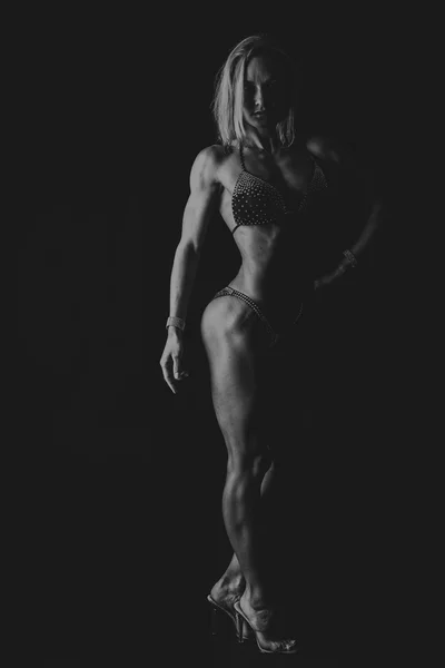 Mulher muscular de biquíni — Fotografia de Stock