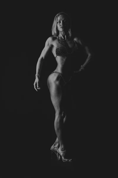 Mulher muscular de biquíni — Fotografia de Stock