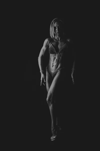 Muskulös kvinna i bikini — Stockfoto
