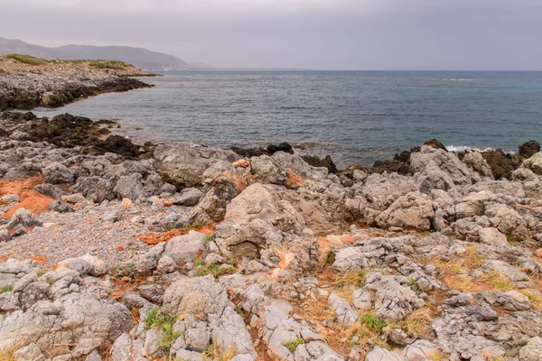 Vistas al mar en clima nublado. Las rocas en primer plano —  Fotos de Stock