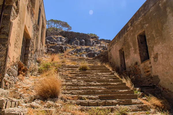 Isola di Spinalonga in Grecia. Antiche rovine e vista mare — Foto Stock