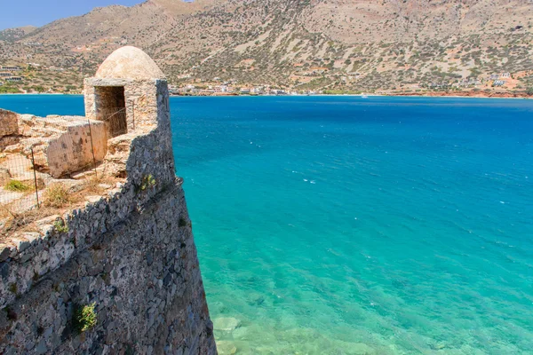 Ilha Spinalonga na Grécia. Ruínas antigas e vista para o mar — Fotografia de Stock