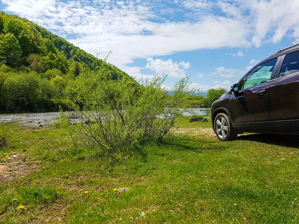 Bil nära floden. bergen i bakgrunden — Stockfoto