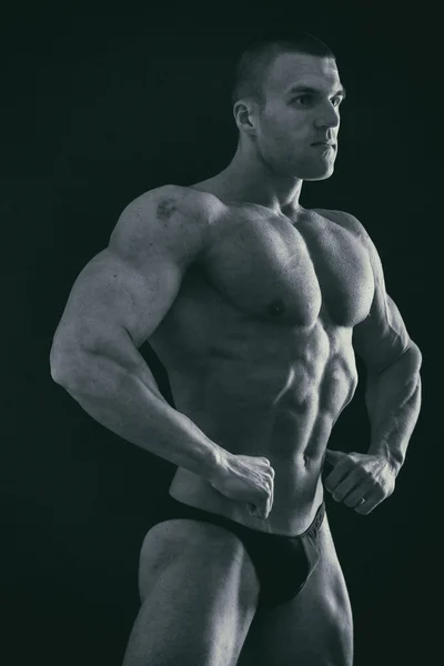 Muskulöser Oberkörper eines sexy jungen männlichen Bodybuilders — Stockfoto