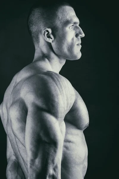 Muskulöser Oberkörper eines sexy jungen männlichen Bodybuilders — Stockfoto