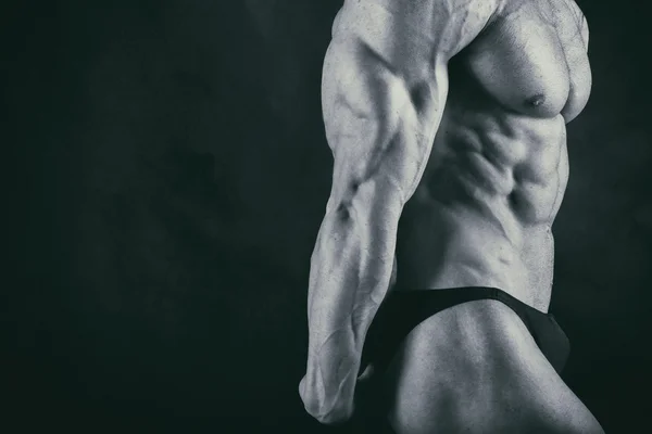 Muskulös överkropp på sexiga unga manliga bodybuilder — Stockfoto