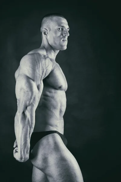 Muskulöser Oberkörper eines sexy jungen männlichen Bodybuilders — Stockfoto