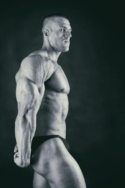 Gespierde torso van sexy jonge mannelijke bodybuilder — Stockfoto