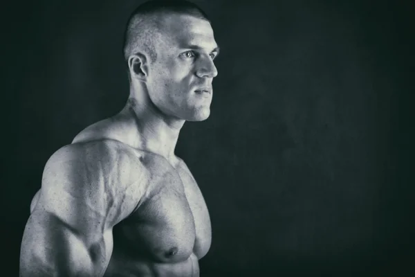 Muskulös överkropp på sexiga unga manliga bodybuilder — Stockfoto