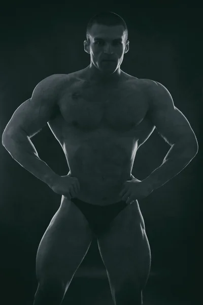 Gespierde torso van sexy jonge mannelijke bodybuilder — Stockfoto